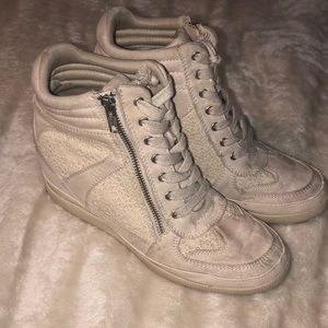 Aeropostale cream colored sneakers with rise.